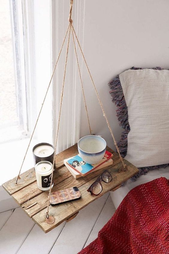 table de chevet en palette de bois suspendue