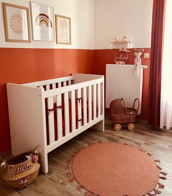 chambre de bébé fille avec tapis rond